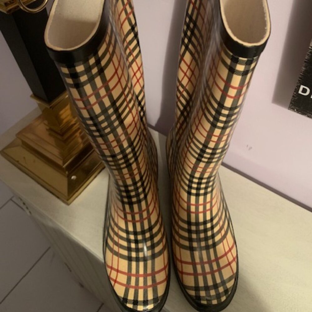 Women's Rain Boots/Wedge!
